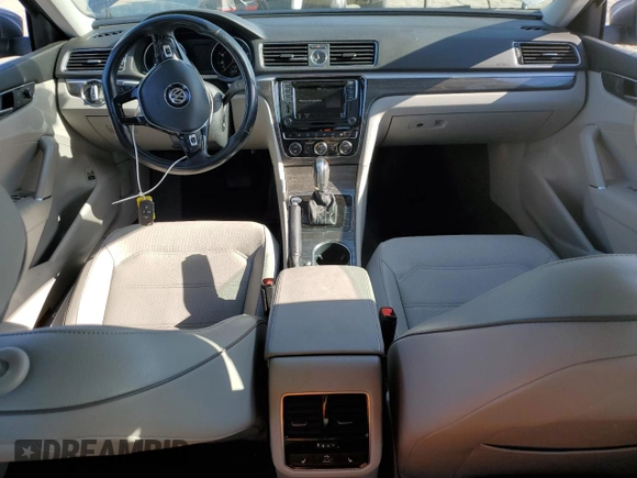 2017 Volkswagen Passat SE z VIN 1VWGT7A35HC078899, wystawiony jako Copart lot #55057695 z przebiegiem 45 620 mil mil oraz Szkoda całkowita • Salvage title. Historia ofert i sprzedaży dostępna na DreamBid. Obrazek 8.