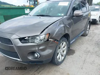 2010 Mitsubishi Outlander XLS z VIN JA4JT4AX6AZ003099, wystawiony jako IAAI lot #42458993 z przebiegiem 218 614 mil mil oraz . Historia ofert i sprzedaży dostępna na DreamBid. Obrazek 6.