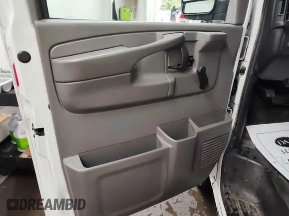 2012 Chevrolet Express Cargo z VIN 1GCSGAFXXC1137699, wystawiony jako IAAI lot #42534166 z przebiegiem 249 234 mil mil oraz . Historia ofert i sprzedaży dostępna na DreamBid. Obrazek 22.