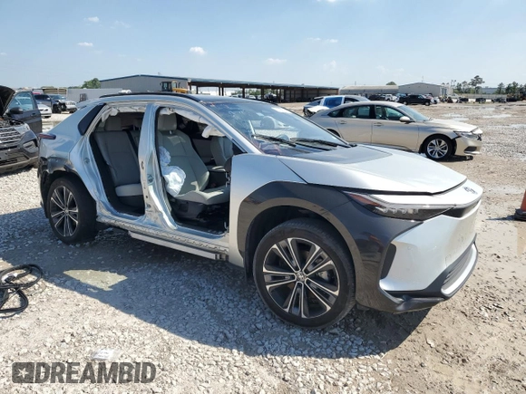 2023 Toyota bZ4X XLE z VIN JTMABACA5PA025151, wystawiony jako Copart lot #50241795 z przebiegiem 28 477 mil mil oraz Szkoda całkowita • Salvage title. Historia ofert i sprzedaży dostępna na DreamBid. Obrazek 4.