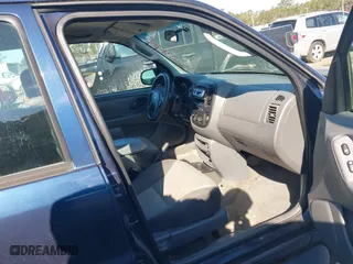 2003 Ford Escape XLS Popular with VIN 1FMYU02133KA02990, listed as a IAAI auction lot 41803174 with 140,792 mi miles. Bid and sale history available at carsss.com. Image 5.