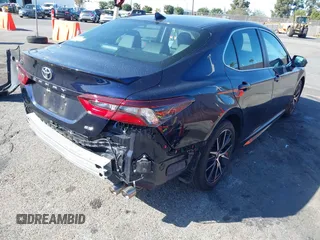 2022 Toyota Camry SE with VIN 4T1T11AK2NU678485, listed as a IAAI auction lot 41950302 with 17,865 mi miles. Bid and sale history available at carsss.com. Image 4.