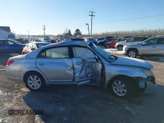 2005 Toyota Avalon XL z VIN 4T1BK36B75U058972, wystawiony jako IAAI lot #41401301 z przebiegiem 155 490 mil mil oraz . Historia ofert i sprzedaży dostępna na DreamBid. Obrazek 12.