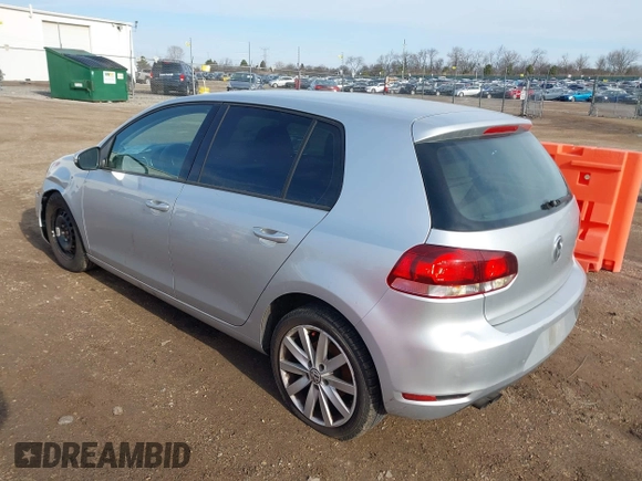 2013 Volkswagen Golf w/Conv & Sunroof с VIN WVWDB7AJ3DW131454, выставлен на аукционе IAAI как лот 41844393 с пробегом 174 704 миль миль и . История ставок и продаж доступна на DreamBid. Изображение 3.