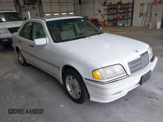 1998 Mercedes-Benz C 230/260/280/320 z VIN WDBHA23G4WA593965, wystawiony jako IAAI lot #42104578 z przebiegiem 268 327 mil mil oraz . Historia ofert i sprzedaży dostępna na DreamBid. Obrazek 1.