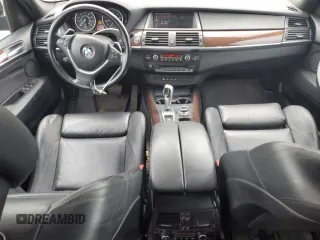 2013 BMW X5 xDrive50i z VIN 5UXZV8C53DL898918, wystawiony jako Copart lot #57604905 z przebiegiem 158 038 mil mil oraz Czysty tytuł • Clean title. Historia ofert i sprzedaży dostępna na DreamBid. Obrazek 8.