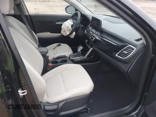 2023 Kia Seltos EX z VIN KNDERCAA9P7468220, wystawiony jako IAAI lot #38660032 z przebiegiem 13 077 mil mil oraz . Historia ofert i sprzedaży dostępna na DreamBid. Obrazek 5.