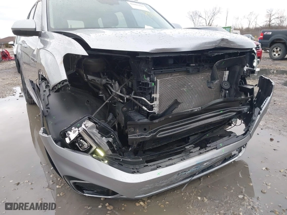 2021 Volkswagen Atlas 3.6L V6 SE w/Technology R-Line with VIN 1V2RR2CA8MC534539, listed as a IAAI auction lot 42085193 with 43,390 mi miles. Bid and sale history available at carsss.com. Image 6.