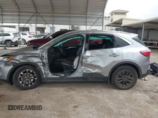 2022 Ford Escape SE z VIN 1FMCU0G62NUA25554, wystawiony jako IAAI lot #41900612 z przebiegiem 63 581 mil mil oraz . Historia ofert i sprzedaży dostępna na DreamBid. Obrazek 15.