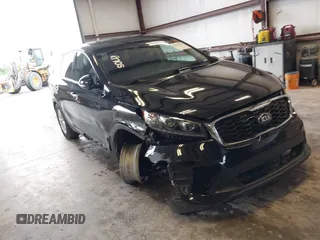 2020 Kia Sorento LX z VIN 5XYPG4A36LG644112, wystawiony jako IAAI lot #42115141 z przebiegiem 101 170 mil mil oraz . Historia ofert i sprzedaży dostępna na DreamBid. Obrazek 1.