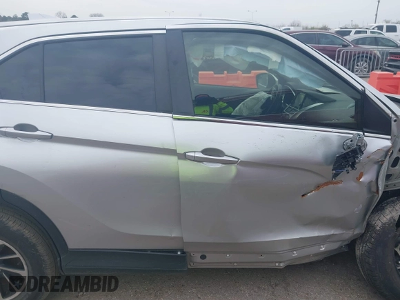 2020 Mitsubishi Eclipse Cross ES z VIN JA4AS3AA4LZ009432, wystawiony jako IAAI lot #41740151 z przebiegiem 75 512 mil mil oraz . Historia ofert i sprzedaży dostępna na DreamBid. Obrazek 12.