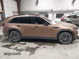 2025 Mazda CX-70 Premium Plus z VIN JM3KJEHA0S1100457, wystawiony jako IAAI lot #41559911 z przebiegiem 9 163 mil mil oraz . Historia ofert i sprzedaży dostępna na DreamBid. Obrazek 13.