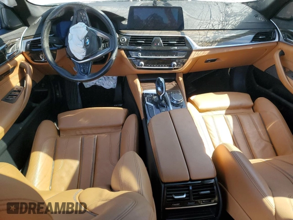 2020 BMW 5 Series 530i z VIN WBAJR3C01LWW68055, wystawiony jako Copart lot #56959985 z przebiegiem Nie podano mil oraz Nie do naprawy • Non repairable. Historia ofert i sprzedaży dostępna na DreamBid. Obrazek 8.