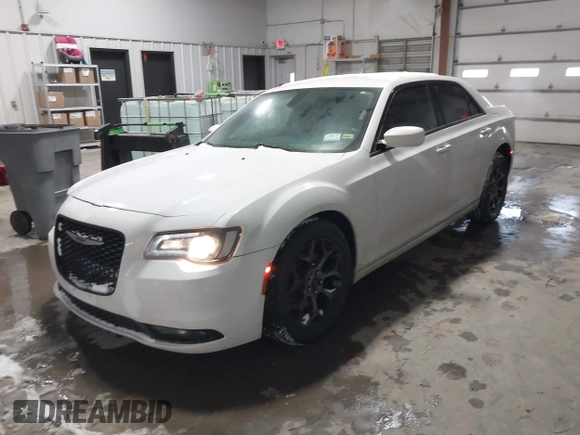 2016 Chrysler 300 with VIN 2C3CCAGG7GH171013, listed as a IAAI auction lot 41531620 with 92,134 mi miles. Bid and sale history available at carsss.com. Image 17.
