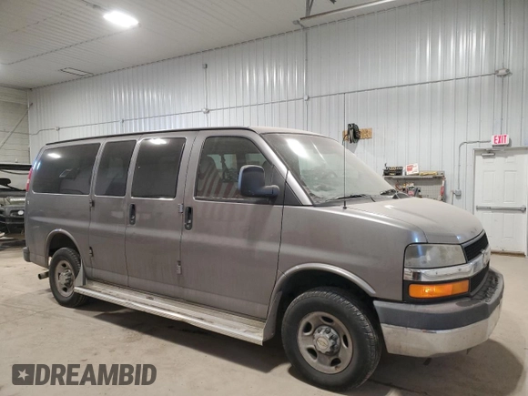 2009 Chevrolet Express Passenger z VIN 1GAGG25K691140635, wystawiony jako Copart lot #88503195 z przebiegiem 144 026 mil mil oraz Szkoda całkowita • Salvage title. Historia ofert i sprzedaży dostępna na DreamBid. Obrazek 4.