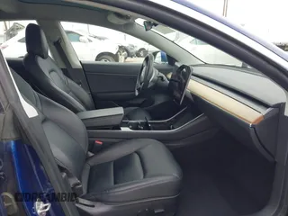 2020 Tesla Model 3 Standard Range Plus z VIN 5YJ3E1EA7LF705809, wystawiony jako IAAI lot #42146416 z przebiegiem 52 056 mil mil oraz . Historia ofert i sprzedaży dostępna na DreamBid. Obrazek 5.