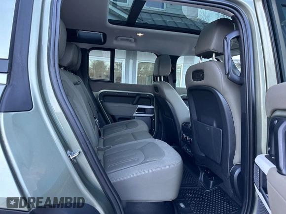2021 Land Rover Defender SE z VIN SALEP7RU0M2046639, wystawiony jako Copart lot #82098914 z przebiegiem 55 064 mil mil oraz Czysty tytuł • Clean title. Historia ofert i sprzedaży dostępna na DreamBid. Obrazek 6.