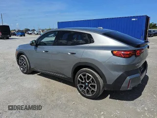2025 BMW X2 xDrive28i z VIN WBX63GM00S5036364, wystawiony jako Copart lot #56056625 z przebiegiem 14 398 mil mil oraz Tytuł czysty. Historia ofert i sprzedaży dostępna na DreamBid. Obrazek 2.