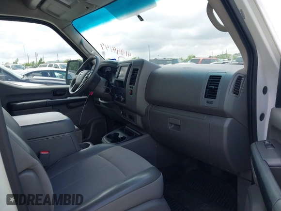 2021 Nissan NV Cargo SV z VIN 1N6BF0LY9MN808457, wystawiony jako IAAI lot #41994149 z przebiegiem 132 571 mil mil oraz . Historia ofert i sprzedaży dostępna na DreamBid. Obrazek 5.