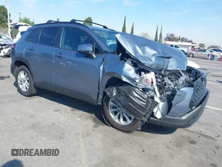 2024 Toyota Corolla Cross LE z VIN 7MUBAABGXRV096631, wystawiony jako IAAI lot #41864255 z przebiegiem 28 364 mil mil oraz . Historia ofert i sprzedaży dostępna na DreamBid. Obrazek 1.
