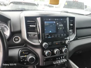 2022 Ram 1500 Big Horn z VIN 1C6RRFFG9NN187809, wystawiony jako IAAI lot #42418765 z przebiegiem 82 741 mil mil oraz . Historia ofert i sprzedaży dostępna na DreamBid. Obrazek 1.