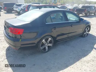 2014 Volkswagen Jetta SE z VIN 3VWD17AJ6EM285061, wystawiony jako IAAI lot #42123807 z przebiegiem 98 000 mil mil oraz . Historia ofert i sprzedaży dostępna na DreamBid. Obrazek 4.