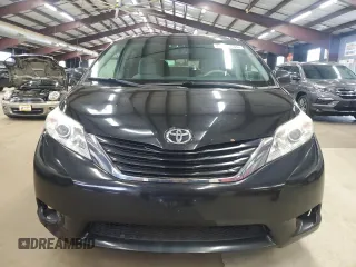 2014 Toyota Sienna LE AAS z VIN 5TDKK3DC9ES524468, wystawiony jako Copart lot #58170535 z przebiegiem 228 172 mil mil oraz Czysty tytuł • Clean title. Historia ofert i sprzedaży dostępna na DreamBid. Obrazek 5.