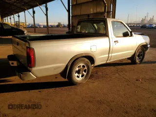 2000 Nissan Frontier XE z VIN 1N6DD21S5YC340513, wystawiony jako Copart lot #89018755 z przebiegiem 237 418 mil mil oraz Szkoda całkowita • Salvage title. Historia ofert i sprzedaży dostępna na DreamBid. Obrazek 3.