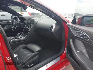 2022 BMW 8 Series M850i z VIN WBAGV8C04NCH90015, wystawiony jako IAAI lot #42020711 z przebiegiem 39 801 mil mil oraz . Historia ofert i sprzedaży dostępna na DreamBid. Obrazek 5.