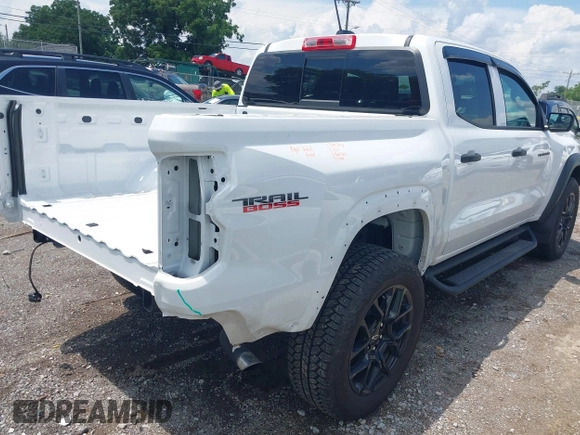 2024 Chevrolet Colorado 4WD Trail Boss z VIN 1GCPTEEKXR1227510, wystawiony jako IAAI lot #42685724 z przebiegiem 9 472 mil mil oraz . Historia ofert i sprzedaży dostępna na DreamBid. Obrazek 4.