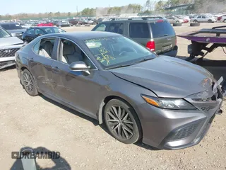 2023 Toyota Camry SE z VIN 4T1G11BK6PU096991, wystawiony jako IAAI lot #42062219 z przebiegiem 82 824 mil mil oraz . Historia ofert i sprzedaży dostępna na DreamBid. Obrazek 1.