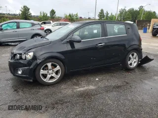 2012 Chevrolet Sonic LTZ z VIN 1G1JE6SH1C4132511, wystawiony jako Copart lot #58445765 z przebiegiem 82 611 mil mil oraz Szkoda całkowita • Salvage title. Historia ofert i sprzedaży dostępna na DreamBid. Obrazek 1.