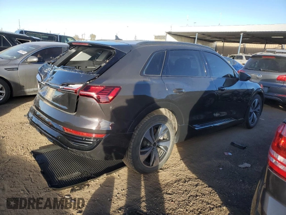 2024 Audi Q8 e-tron Premium z VIN WA14AAGE5RB042214, wystawiony jako Copart lot #81625384 z przebiegiem 20 296 mil mil oraz Szkoda całkowita • Salvage title. Historia ofert i sprzedaży dostępna na DreamBid. Obrazek 3.
