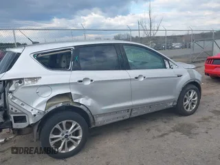 2017 Ford Escape SE z VIN 1FMCU9GDXHUA46689, wystawiony jako IAAI lot #41492523 z przebiegiem 67 401 mil mil oraz . Historia ofert i sprzedaży dostępna na DreamBid. Obrazek 19.