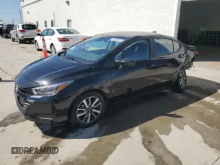 2025 Nissan Versa SV z VIN 3N1CN8EV9SL845388, wystawiony jako Copart lot #58369705 z przebiegiem 1 935 mil mil oraz Szkoda całkowita • Salvage title. Historia ofert i sprzedaży dostępna na DreamBid. Obrazek 1.