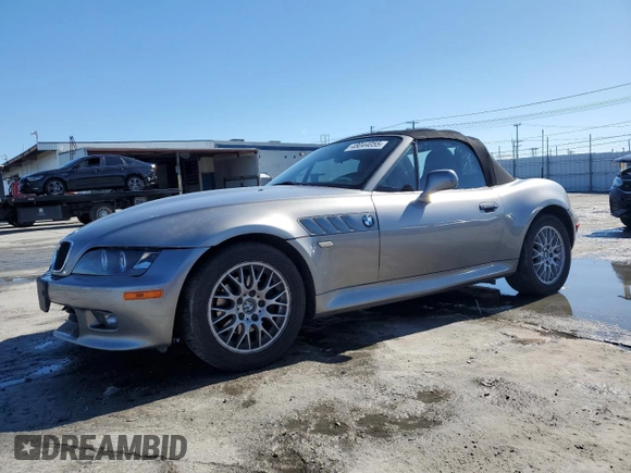 2002 BMW Z3 2.5 z VIN 4USCN334X2LK51845, wystawiony jako Copart lot #48044055 z przebiegiem 163 214 mil mil oraz Szkoda całkowita • Salvage title. Historia ofert i sprzedaży dostępna na DreamBid. Obrazek 1.
