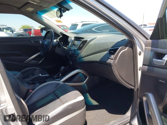 2013 Hyundai Veloster Turbo z VIN KMHTC6AE0DU177983, wystawiony jako IAAI lot #42292102 z przebiegiem 121 142 mil mil oraz . Historia ofert i sprzedaży dostępna na DreamBid. Obrazek 5.