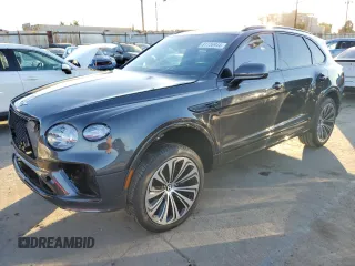 2021 Bentley Bentayga V8 z VIN SJAAM2ZV9MC032759, wystawiony jako Copart lot #81136944 z przebiegiem 49 426 mil mil oraz Czysty tytuł • Clean title. Historia ofert i sprzedaży dostępna na DreamBid. Obrazek 1.