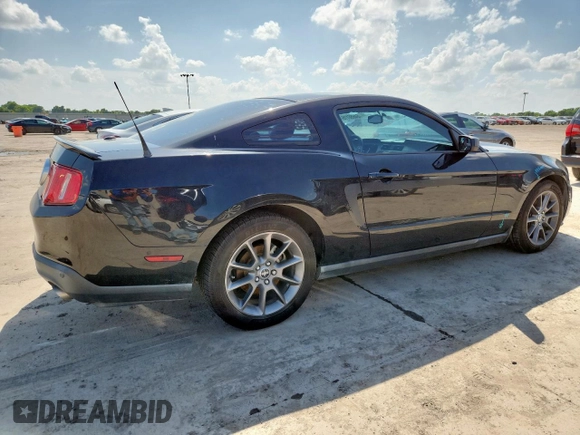2012 Ford Mustang Premium z VIN 1ZVBP8AM3C5214411, wystawiony jako Copart lot #64656115 z przebiegiem 129 732 mil mil oraz Szkoda całkowita • Salvage title. Historia ofert i sprzedaży dostępna na DreamBid. Obrazek 3.