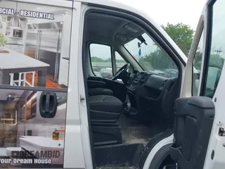 2017 Ram ProMaster Cargo z VIN 3C6TRVNG4HE534781, wystawiony jako IAAI lot #42274362 z przebiegiem 133 686 mil mil oraz . Historia ofert i sprzedaży dostępna na DreamBid. Obrazek 5.