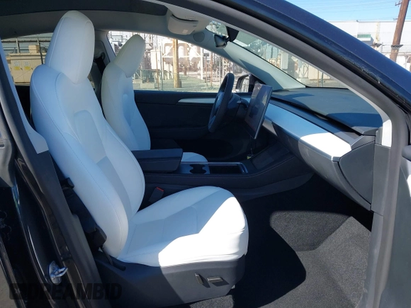 2025 Tesla Model Y Long Range z VIN 7SAYGDED0SF314885, wystawiony jako IAAI lot #41871384 z przebiegiem 1 795 mil mil oraz . Historia ofert i sprzedaży dostępna na DreamBid. Obrazek 5.