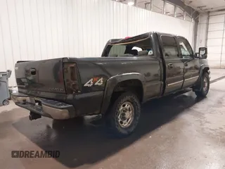 2003 Chevrolet Silverado 1500HD LS z VIN 1GCGK13U93F171585, wystawiony jako IAAI lot #41990852 z przebiegiem 242 327 mil mil oraz . Historia ofert i sprzedaży dostępna na DreamBid. Obrazek 4.