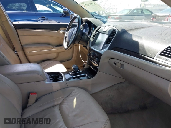 2014 Chrysler 300 z VIN 2C3CCAAG9EH301766, wystawiony jako IAAI lot #41811380 z przebiegiem 111 580 mil mil oraz . Historia ofert i sprzedaży dostępna na DreamBid. Obrazek 5.