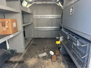 2020 Ford Transit Cargo z VIN 1FTBR1Y81LKB76529, wystawiony jako IAAI lot #42835283 z przebiegiem 131 910 mil mil oraz . Historia ofert i sprzedaży dostępna na DreamBid. Obrazek 3.