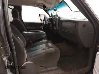 2003 Chevrolet Silverado 1500HD LS z VIN 1GCGK13U93F171585, wystawiony jako IAAI lot #41990852 z przebiegiem 242 327 mil mil oraz . Historia ofert i sprzedaży dostępna na DreamBid. Obrazek 5.