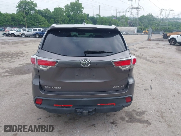 2016 Toyota Highlander XLE z VIN 5TDJKRFHXGS258923, wystawiony jako IAAI lot #42372340 z przebiegiem 181 438 mil mil oraz . Historia ofert i sprzedaży dostępna na DreamBid. Obrazek 16.