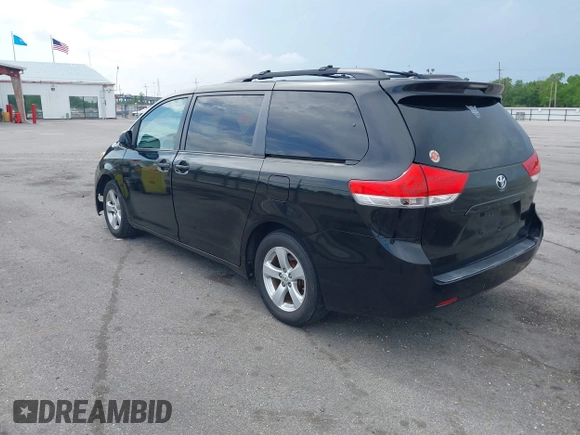 2014 Toyota Sienna LE AAS z VIN 5TDKK3DC1ES506563, wystawiony jako IAAI lot #42108481 z przebiegiem 173 831 mil mil oraz . Historia ofert i sprzedaży dostępna na DreamBid. Obrazek 3.