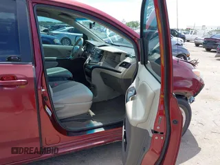 2014 Toyota Sienna LE AAS z VIN 5TDKK3DC4ES507433, wystawiony jako IAAI lot #42321751 z przebiegiem 108 596 mil mil oraz . Historia ofert i sprzedaży dostępna na DreamBid. Obrazek 5.