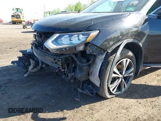 2018 Nissan Rogue SV z VIN 5N1AT2MV2JC851483, wystawiony jako IAAI lot #42082917 z przebiegiem 115 707 mil mil oraz . Historia ofert i sprzedaży dostępna na DreamBid. Obrazek 17.
