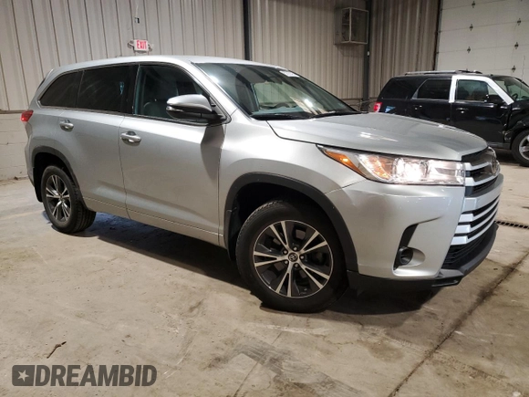 2018 Toyota Highlander LE z VIN 5TDBZRFH5JS889246, wystawiony jako Copart lot #57816195 z przebiegiem 50 747 mil mil oraz Szkoda całkowita • Salvage title. Historia ofert i sprzedaży dostępna na DreamBid. Obrazek 4.